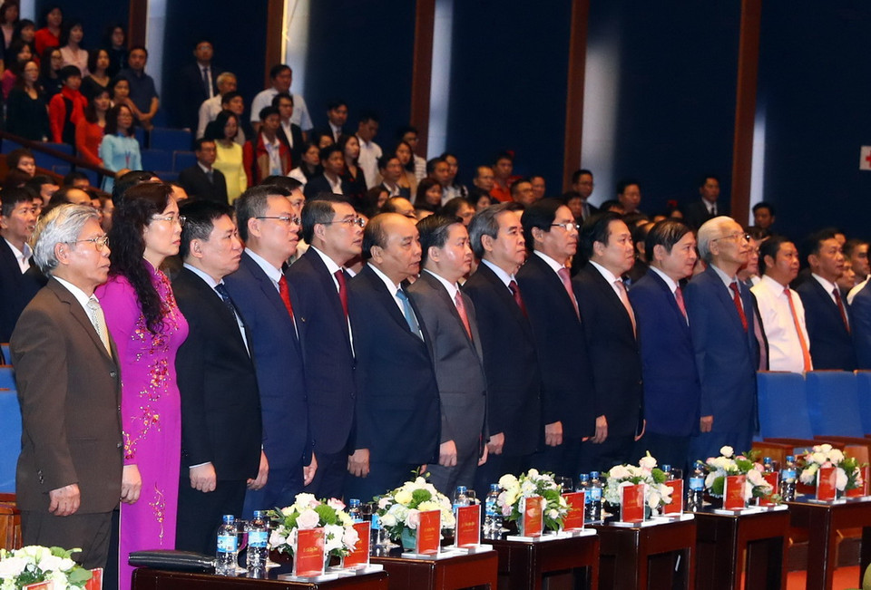 Thủ tướng Nguyễn Xuân Phúc và các đại biểu thực hiện nghi thức chào cờ. (Ảnh: Thống Nhất/TTXVN)