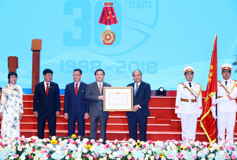 Thủ tướng Nguyễn Xuân Phúc trao tặng Huân chương Lao động hạng Nhất cho Ngân hàng thương mại cổ phần Công Thương Việt Nam (VietinBank). (Ảnh: Thống Nhất/TTXVN)