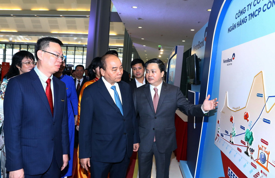 Thủ tướng Nguyễn Xuân Phúc tham quan triển lãm thành tựu 30 năm Ngân hàng Thương mại cổ phần Công Thương Việt Nam. (Ảnh: Thống Nhất/TTXVN)