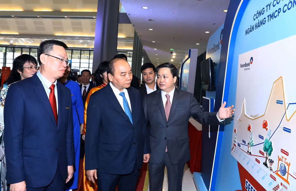Thủ tướng Nguyễn Xuân Phúc tham quan triển lãm thành tựu 30 năm Ngân hàng Thương mại cổ phần Công Thương Việt Nam. (Ảnh: Thống Nhất/TTXVN)