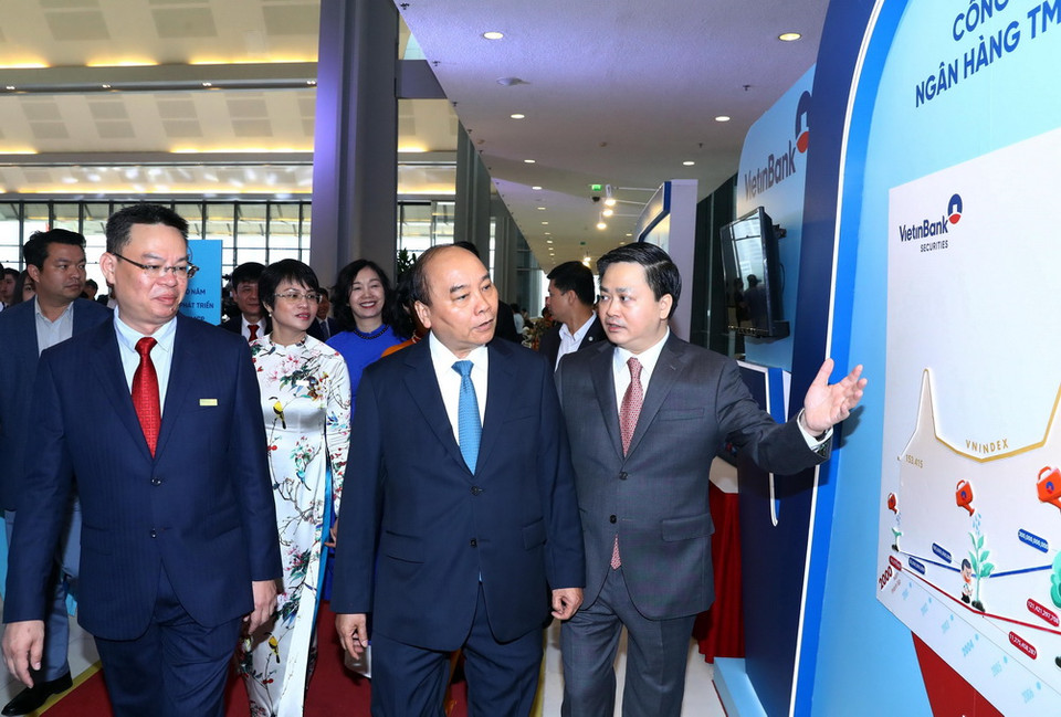 Thủ tướng Nguyễn Xuân Phúc tham quan triển lãm thành tựu 30 năm Ngân hàng Thương mại cổ phần Công Thương Việt Nam. (Ảnh: Thống Nhất/TTXVN)