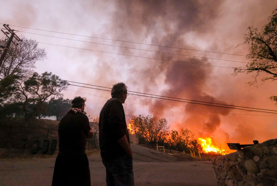 Các đám cháy rừng lan rộng ở Malibu, California ngày 9/11. (Ảnh: THX/TTXVN)