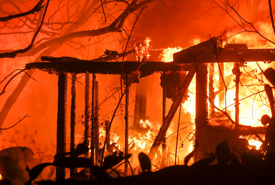 Các đám cháy rừng lan rộng ở Malibu, California. (Ảnh: THX/TTXVN)