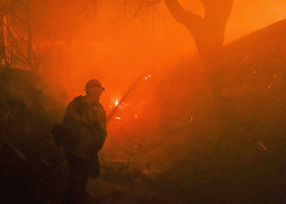 Các đám cháy rừng lan rộng ở Malibu, California ngày 9/11.(Ảnh: THX/TTXVN)