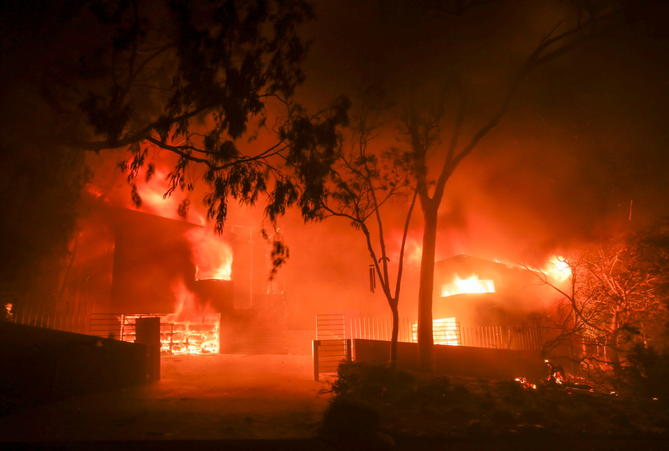 Các đám cháy rừng lan rộng ở Malibu, California. (Ảnh: THX/TTXVN)