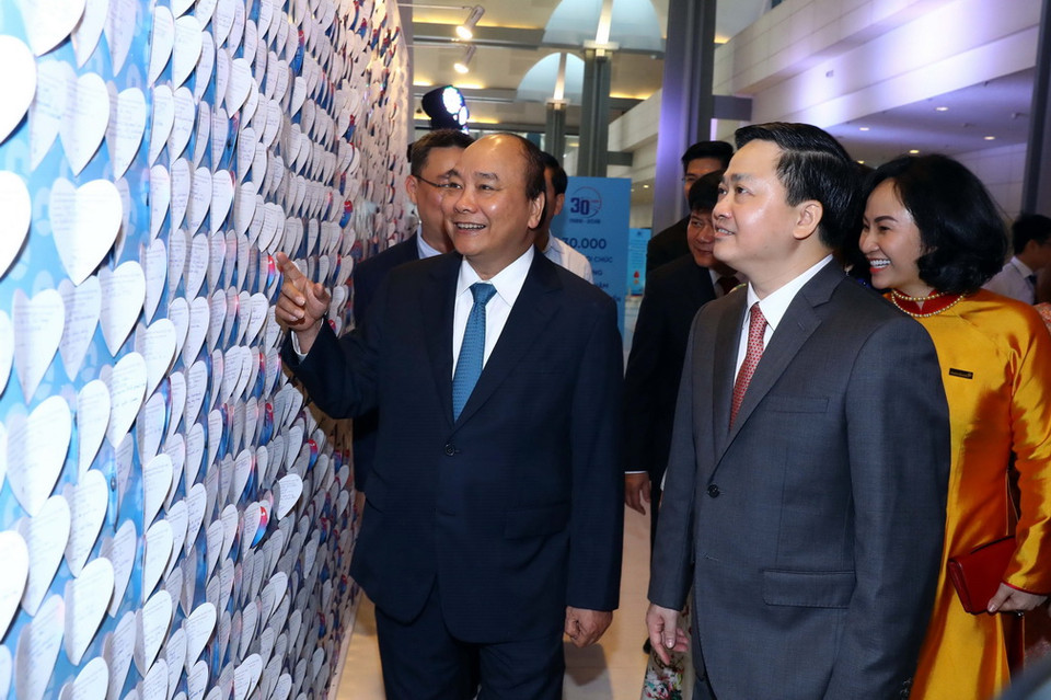 Thủ tướng Nguyễn Xuân Phúc xem trưng bày chữ ký tri ân của khách hàng tặng VietinBank. (Ảnh: Thống Nhất/TTXVN)