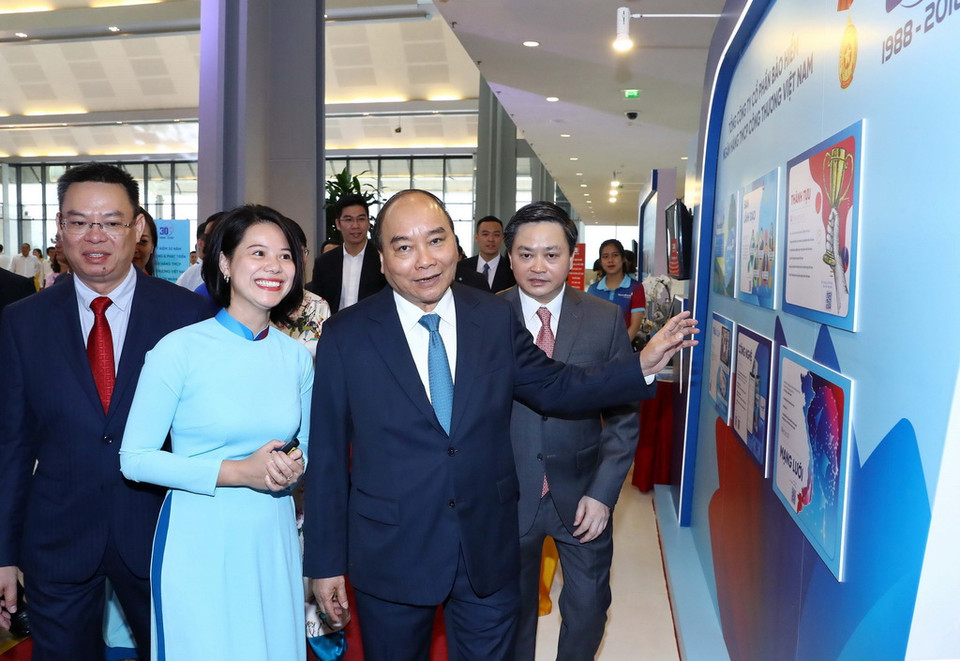 Thủ tướng Nguyễn Xuân Phúc tham quan triển lãm thành tựu 30 năm Ngân hàng Thương mại cổ phần Công Thương Việt Nam. (Ảnh: Thống Nhất/TTXVN)
