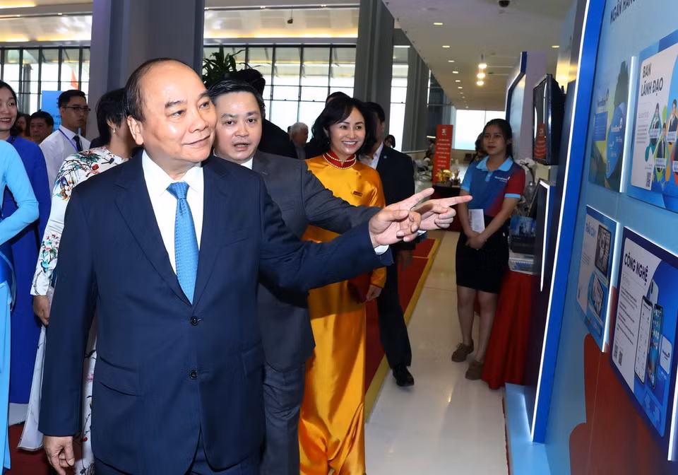 Thủ tướng Nguyễn Xuân Phúc tham quan triển lãm thành tựu 30 năm Ngân hàng Thương mại cổ phần Công Thương Việt Nam. (Ảnh: Thống Nhất/TTXVN)