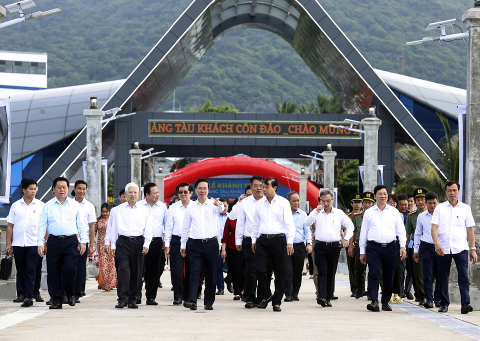 Chủ tịch nước Võ Văn Thưởng và các lãnh đạo, nguyên lãnh đạo Đảng, Nhà nước tại Lễ Khánh thành Cảng tàu khách Côn Đảo. (Ảnh: Thống Nhất/TTXVN)
