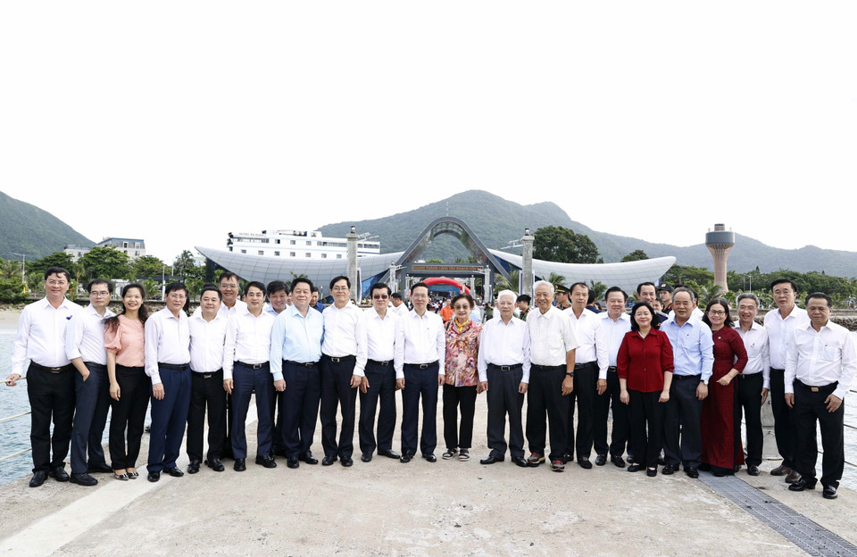 Chủ tịch nước Võ Văn Thưởng và các lãnh đạo, nguyên lãnh đạo Đảng, Nhà nước tại Lễ Khánh thành Cảng tàu khách Côn Đảo. (Ảnh: Thống Nhất/TTXVN)