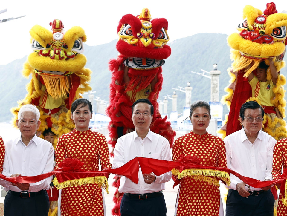 Chủ tịch nước Võ Văn Thưởng và các lãnh đạo, nguyên lãnh đạo Đảng, Nhà nước cắt băng khánh thành Cảng tàu khách Côn Đảo. (Ảnh: Thống Nhất/TTXVN)