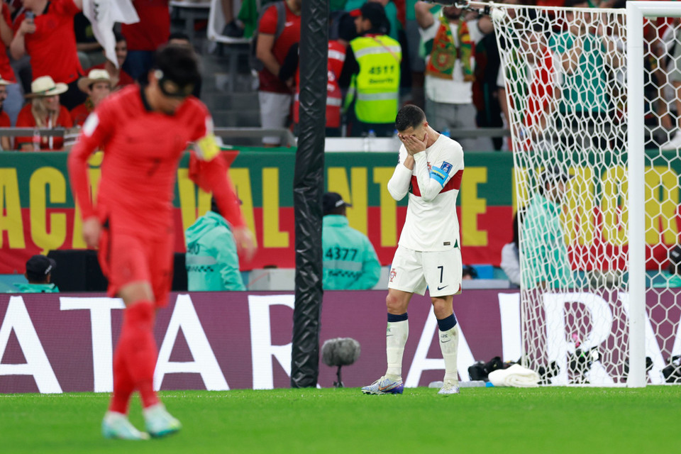 Ronaldo ôm mặt tiếc nuối sau khi bỏ lỡ cơ hội ghi bàn cho đội tuyển Bồ Đào Nha. (Ảnh: Hải An/Vietnam+)