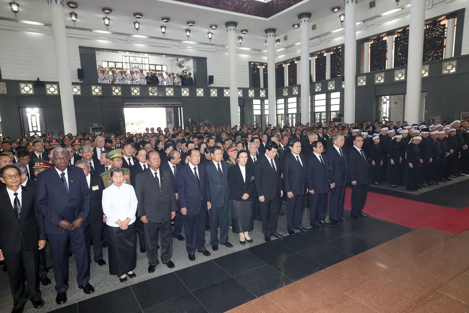Các đại biểu cùng gia quyến Tổng Bí thư Nguyễn Phú Trọng tại Lễ truy điệu. (Ảnh: TTXVN)