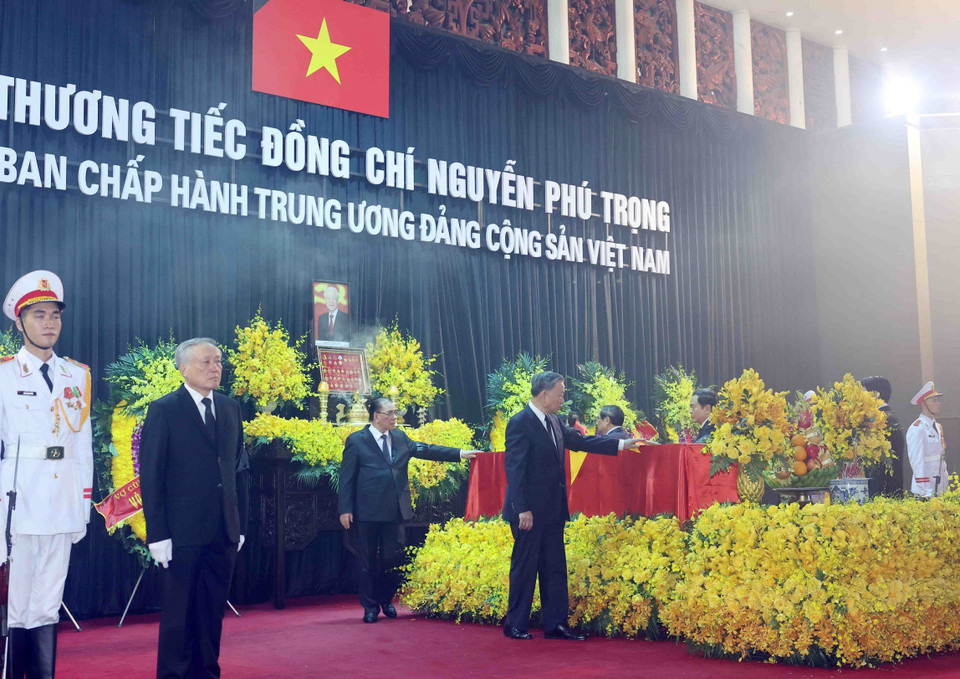 Chủ tịch nước Tô Lâm và các đại biểu đi quanh linh cữu lần cuối, tiễn biệt Tổng Bí thư Nguyễn Phú Trọng. (Ảnh: TTXVN)