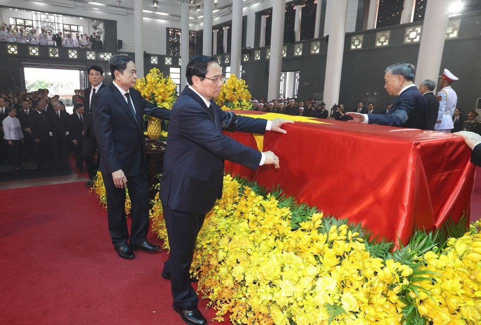 Các đồng chí lãnh đạo Đảng, Nhà nước đi vòng quanh linh cữu lần cuối, tiễn biệt Tổng Bí thư Nguyễn Phú Trọng. (Ảnh: TTXVN)