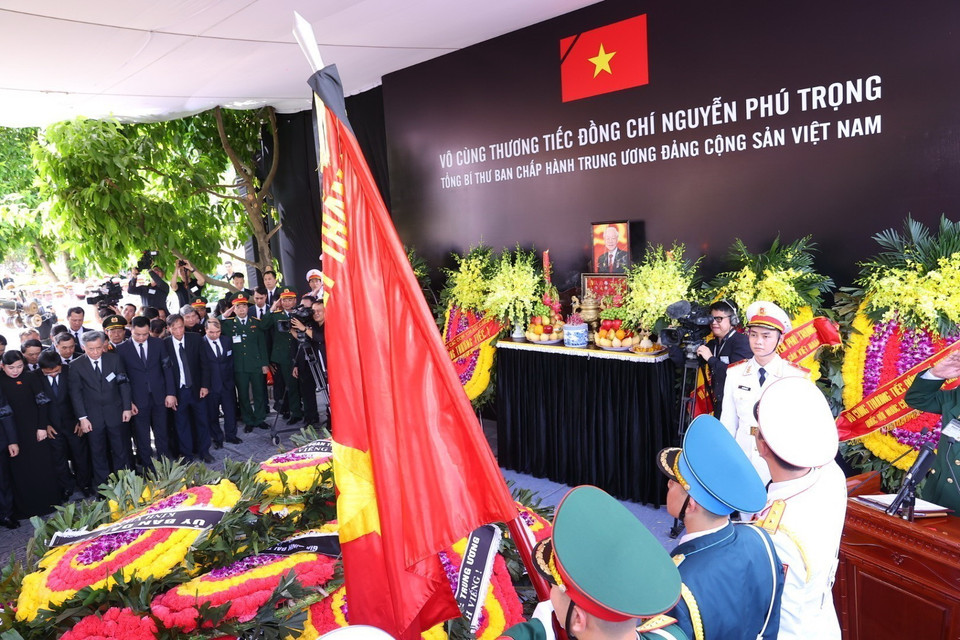 Các đồng chí lãnh đạo, nguyên lãnh đạo Đảng, Nhà nước, đại biểu trong nước và quốc tế mặc niệm Tổng Bí thư Nguyễn Phú Trọng. (Ảnh: TTXVN)