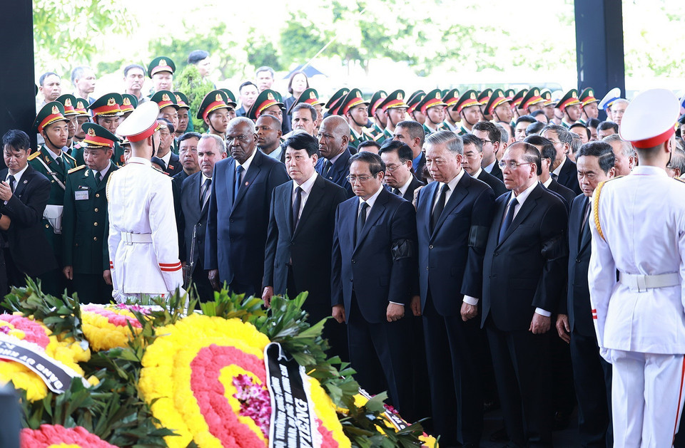 Các đồng chí lãnh đạo, nguyên lãnh đạo Đảng, Nhà nước, đại biểu trong nước và quốc tế tại Lễ an táng Tổng Bí thư Nguyễn Phú Trọng. (Ảnh: TTXVN)