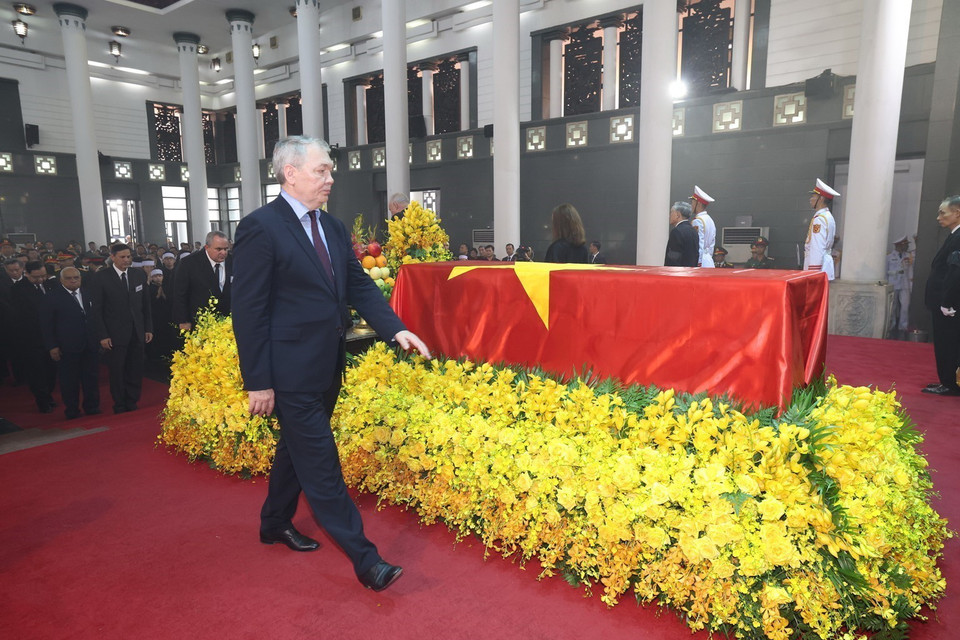 Đại biểu quốc tế đi vòng quanh linh cữu lần cuối, tiễn biệt Tổng Bí thư Nguyễn Phú Trọng. (Ảnh: TTXVN)