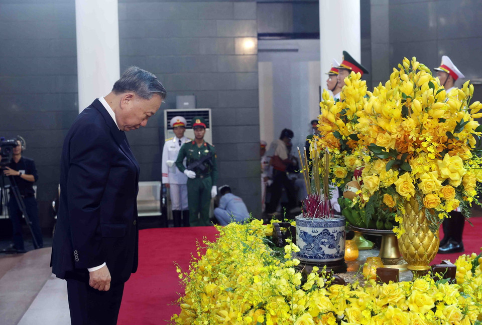 Chủ tịch nước Tô Lâm tưởng niệm trước linh cữu Tổng Bí thư Nguyễn Phú Trọng lần cuối. (Ảnh: TTXVN)