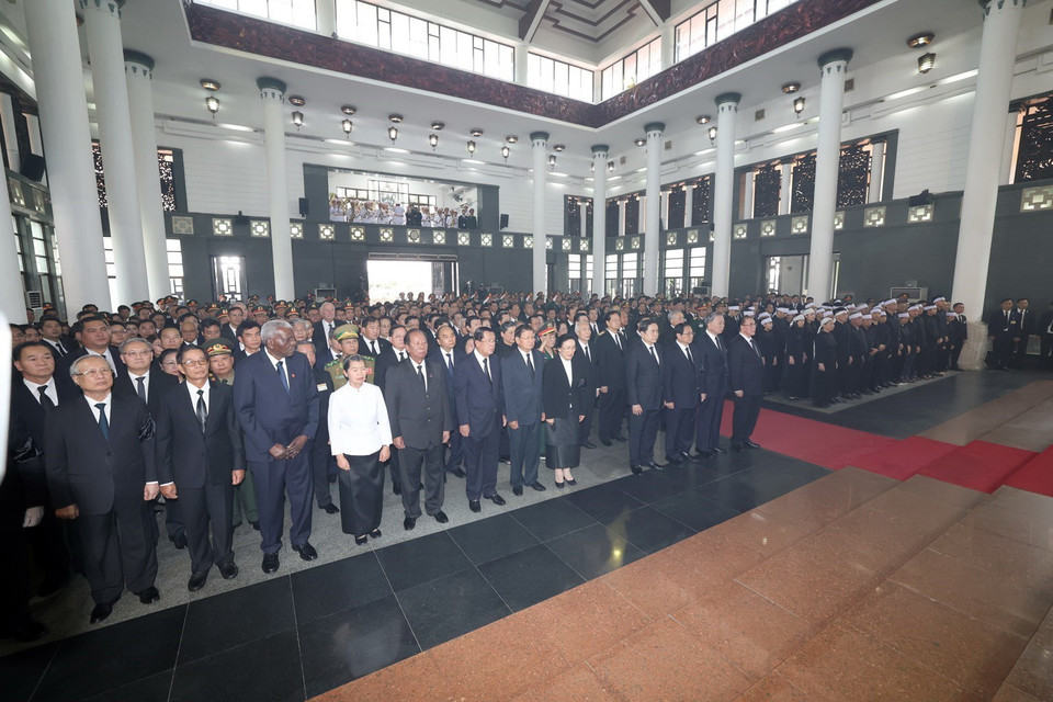 Các đại biểu cùng gia quyến Tổng Bí thư Nguyễn Phú Trọng tại Lễ truy điệu. (Ảnh: TTXVN)