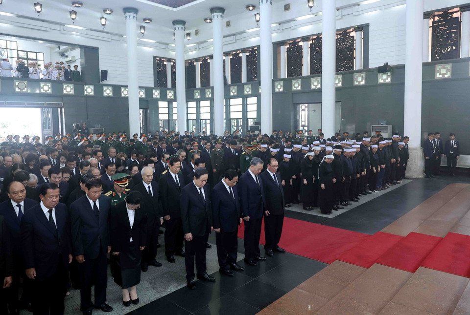 Các đại biểu mặc niệm tưởng nhớ Tổng Bí thư Nguyễn Phú Trọng. (Ảnh: TTXVN)