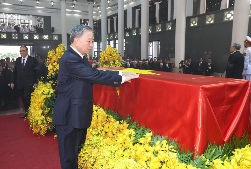 Các đồng chí lãnh đạo Đảng, Nhà nước đi vòng quanh linh cữu lần cuối, tiễn biệt Tổng Bí thư Nguyễn Phú Trọng. (Ảnh: TTXVN)