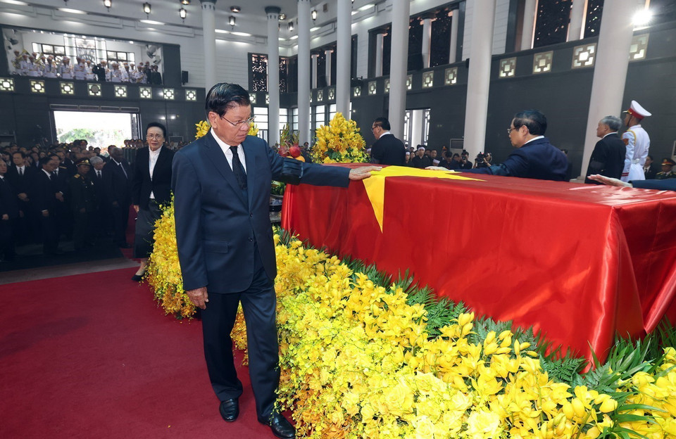 Tổng Bí thư, Chủ tịch nước Lào Thongloun Sisoulith đi vòng quanh linh cữu lần cuối, tiễn biệt Tổng Bí thư Nguyễn Phú Trọng. (Ảnh: TTXVN)