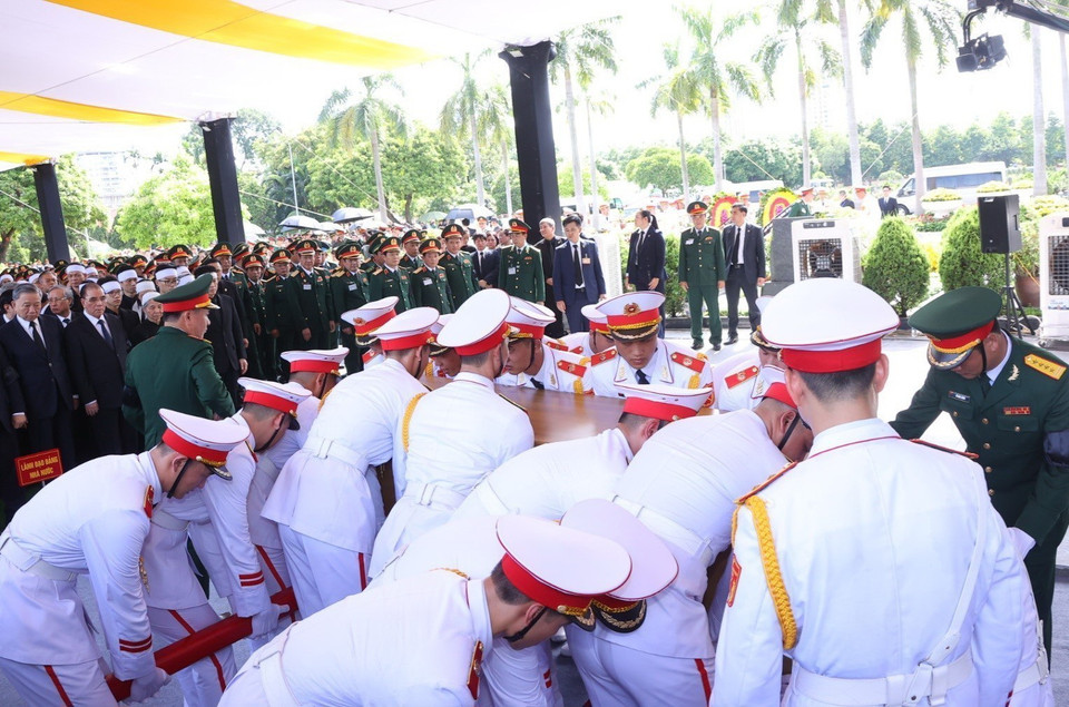 Đội nghi lễ tiến hành hạ huyệt linh cữu Tổng Bí thư Nguyễn Phú Trọng. (Ảnh: TTXVN)