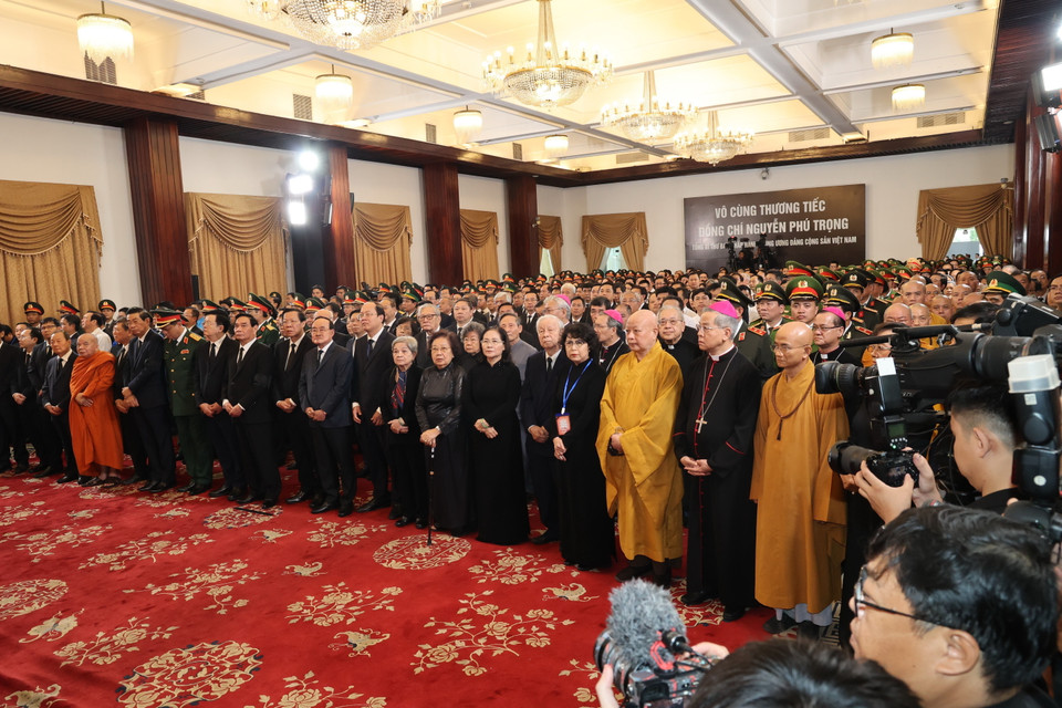 Đoàn đại biểu Thành ủy Hội đồng Nhân dân, Ủy ban Nhân dân, Mặt trận Tổ quốc Việt Nam Thành phố Hồ Chí Minh và các đồng chí lãnh đạo các cơ quan Trung ương phía Nam, các tỉnh thành phố phía Nam, cùng đông đảo các tầng lớp nhân dân, tôn giáo dân tộc dự lễ truy điệu Tổng Bí thư Nguyễn Phú Trọng. (Ảnh: Thanh Vũ/TTXVN)
