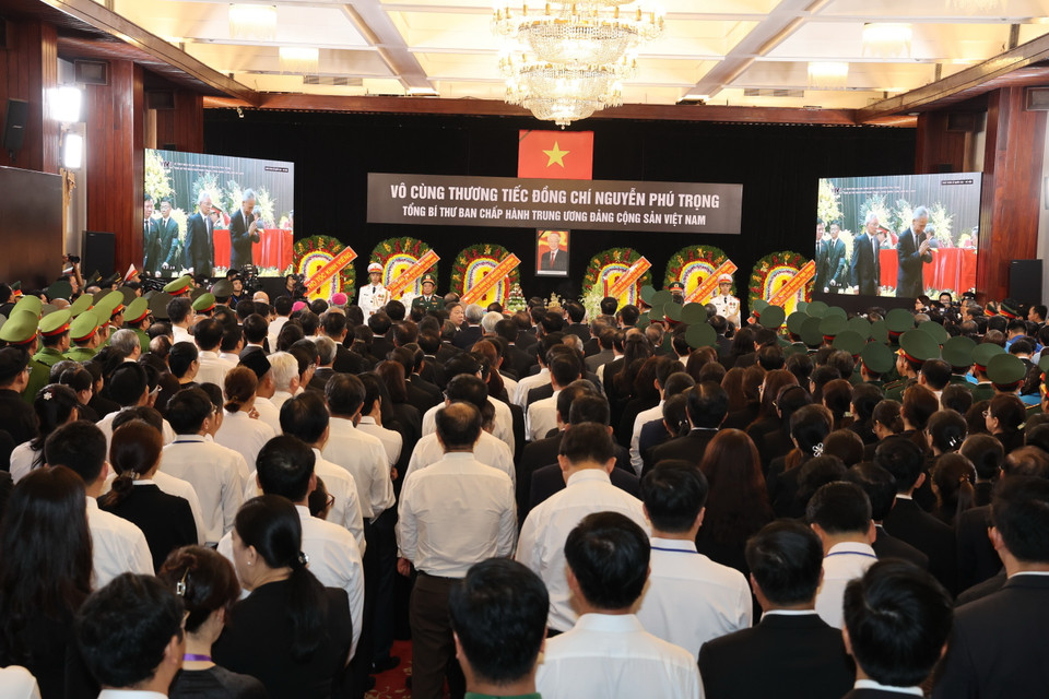 Đoàn đại biểu Thành ủy, Hội đồng Nhân dân, Ủy ban Nhân dân, Mặt trận Tổ quốc Việt Nam Thành phố Hồ Chí Minh và các đồng chí lãnh đạo các cơ quan Trung ương phía Nam, các tỉnh thành phố phía Nam, cùng đông đảo các tầng lớp nhân dân, tôn giáo, dân tộc dành một phút mặc niệm tiễn đưa Tổng Bí thư Nguyễn Phú Trọng về nơi an nghỉ cuối cùng. (Ảnh: Thanh Vũ/TTXVN)