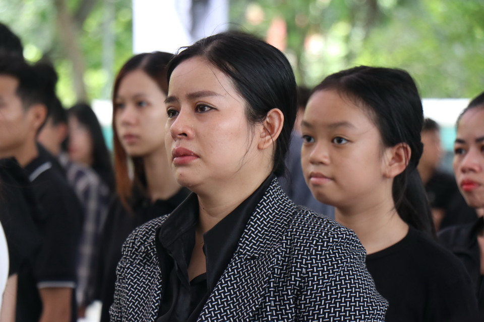 Người dân Thành phố Hồ Chí Minh xúc động theo dõi Lễ truy điệu Tổng Bí thư Nguyễn Phú Trọng từ Hội trường Thống Nhất. (Ảnh: Thu Hương/TTXVN)