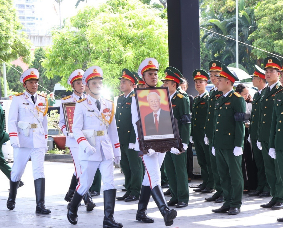 Đội nghi lễ chuyển di ảnh Tổng Bí thư Nguyễn Phú Trọng tới vị trí tổ chức Lễ an táng. (Ảnh: TTXVN)