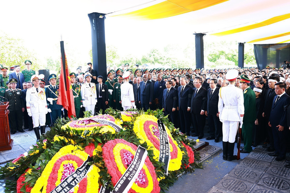 Các đồng chí lãnh đạo, nguyên lãnh đạo Đảng, Nhà nước, đại biểu trong nước và quốc tế mặc niệm Tổng Bí thư Nguyễn Phú Trọng. (Ảnh: TTXVN)