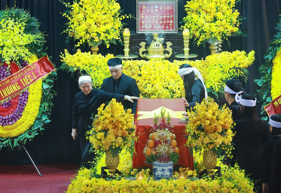 Gia quyến bên linh cữu Tổng Bí thư Nguyễn Phú Trọng. (Ảnh: TTXVN)