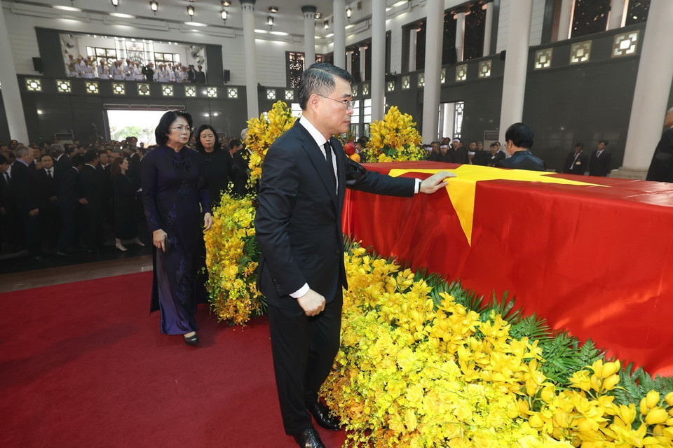 Các đồng chí lãnh đạo Đảng, Nhà nước đi vòng quanh linh cữu lần cuối, tiễn biệt Tổng Bí thư Nguyễn Phú Trọng. (Ảnh: TTXVN)