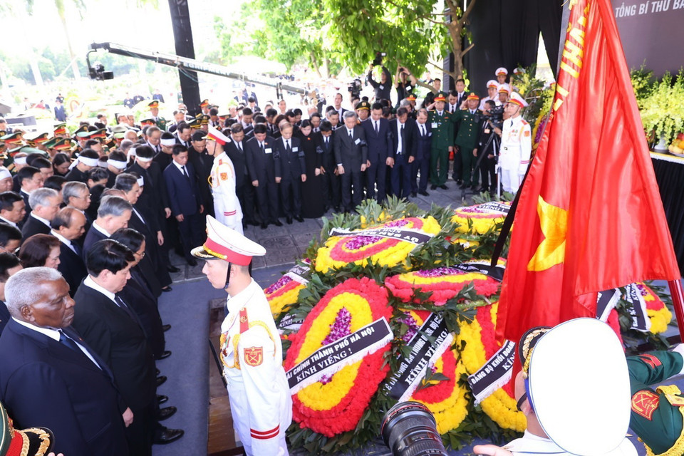 Các đồng chí lãnh đạo, nguyên lãnh đạo Đảng, Nhà nước, đại biểu trong nước và quốc tế mặc niệm Tổng Bí thư Nguyễn Phú Trọng. (Ảnh: TTXVN)