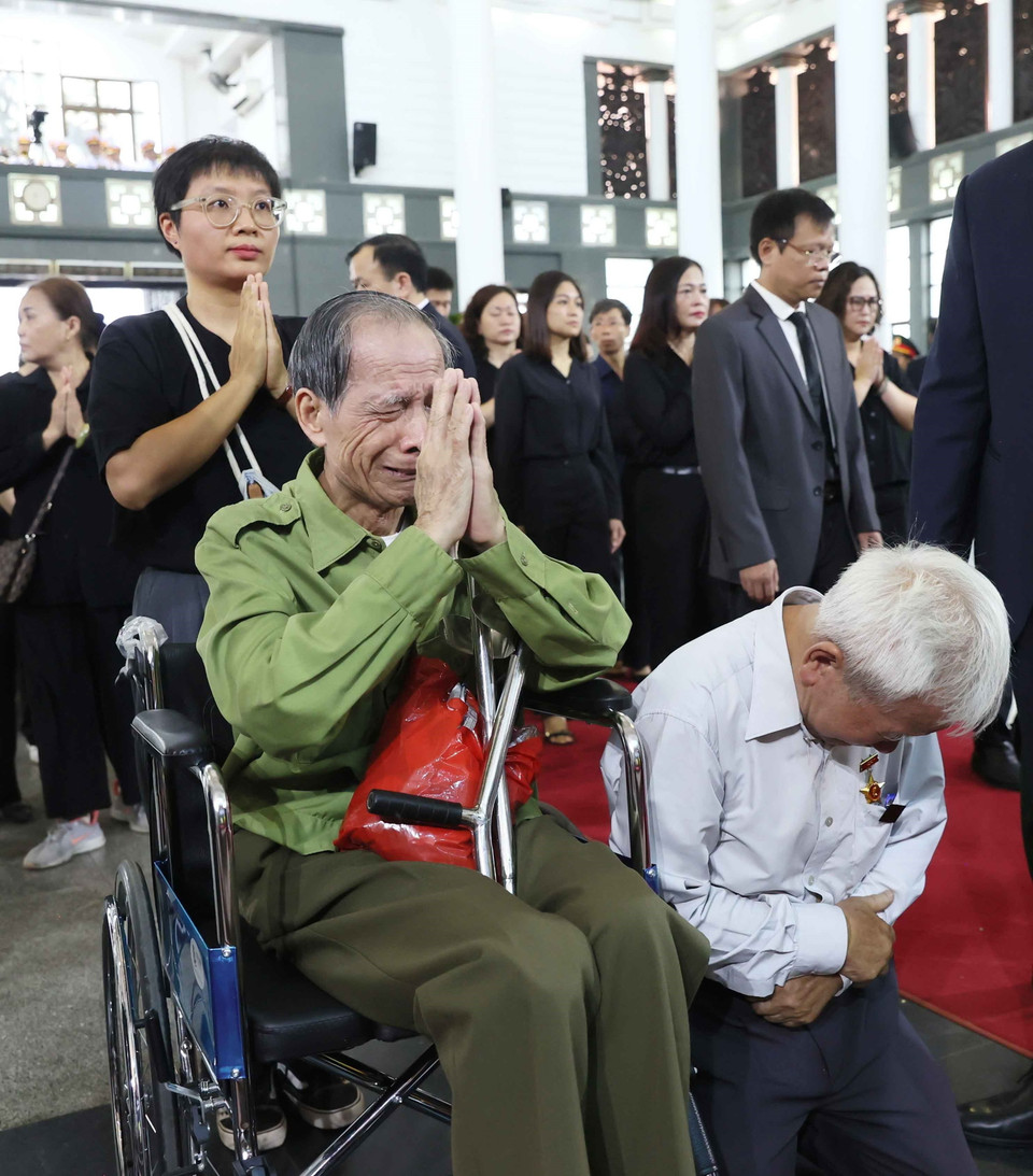 Người dân nghẹn ngào tiễn đưa Tổng Bí thư Nguyễn Phú Trọng. (Ảnh: TTXVN)