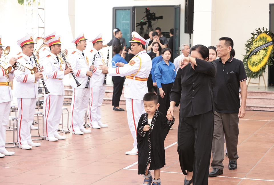 Người dân bày tỏ lòng tiếc thương Tổng Bí thư Nguyễn Phú Trọng. (Ảnh: TTXVN)