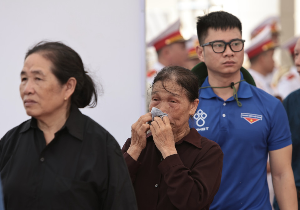 Người dân xúc động viếng Tổng Bí thư Nguyễn Phú Trọng tại Đông Hội. (Ảnh: Trần Việt/TTXVN)