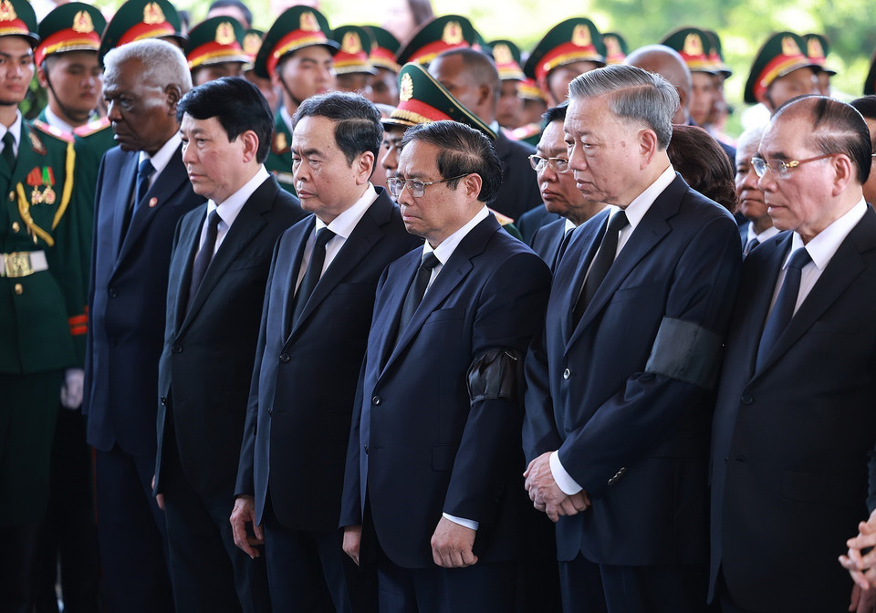 Các đồng chí lãnh đạo, nguyên lãnh đạo Đảng, Nhà nước, đại biểu trong nước và quốc tế mặc niệm Tổng Bí thư Nguyễn Phú Trọng. (Ảnh: TTXVN)