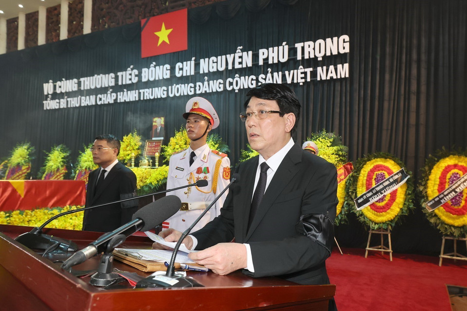 Đồng chí Lương Cường, Ủy viên Bộ Chính trị, Thường trực Ban Bí thư, Trưởng Ban Tổ chức Lễ tang điều hành Lễ truy điệu. (Ảnh: TTXVN)