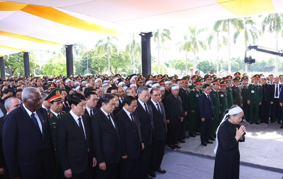 Phu nhân Tổng Bí thư cùng các đồng chí lãnh đạo, nguyên lãnh đạo Đảng, Nhà nước, đại biểu trong nước và quốc tế mặc niệm Tổng Bí thư Nguyễn Phú Trọng. (Ảnh: TTXVN)