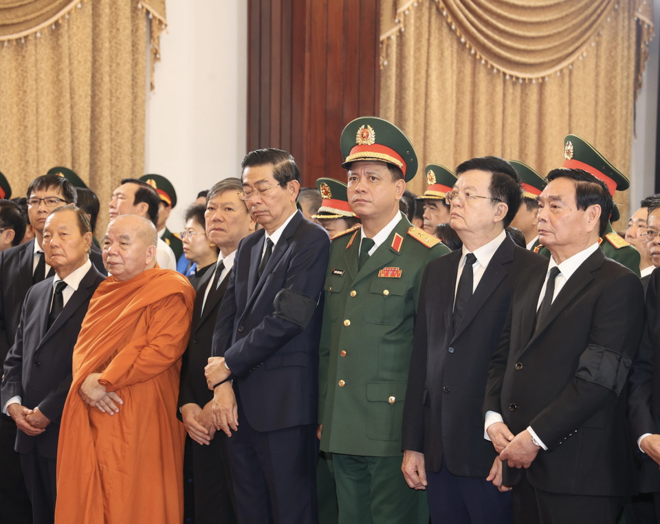 Đoàn đại biểu Thành ủy Hội đồng Nhân dân, Ủy ban Nhân dân, Mặt trận Tổ quốc Việt Nam Thành phố Hồ Chí Minh và các đồng chí lãnh đạo các cơ quan Trung ương phía Nam, các tỉnh thành phố phía Nam, cùng đông đảo các tầng lớp nhân dân, tôn giáo dân tộc dự lễ truy điệu Tổng Bí thư Nguyễn Phú Trọng. (Ảnh: Thanh Vũ/TTXVN)