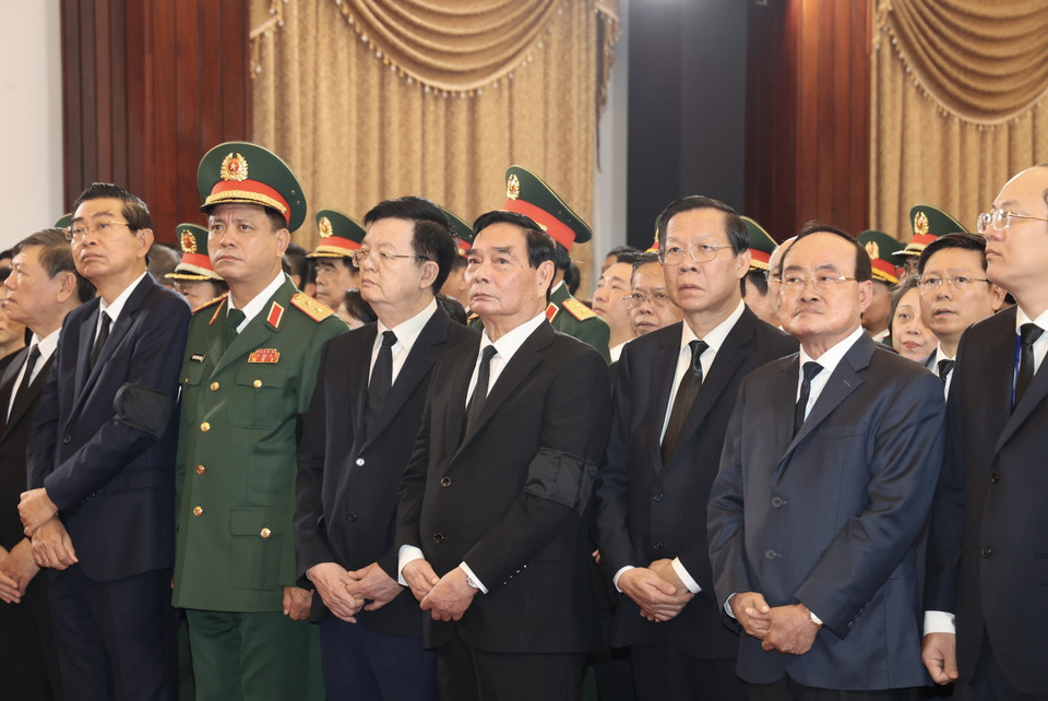 Đoàn đại biểu Thành ủy Hội đồng Nhân dân, Ủy ban Nhân dân, Mặt trận Tổ quốc Việt Nam Thành phố Hồ Chí Minh và các đồng chí lãnh đạo các cơ quan Trung ương phía Nam, các tỉnh thành phố phía Nam, cùng đông đảo các tầng lớp nhân dân, tôn giáo dân tộc dự lễ truy điệu Tổng Bí thư Nguyễn Phú Trọng. (Ảnh: Thanh Vũ/TTXVN)