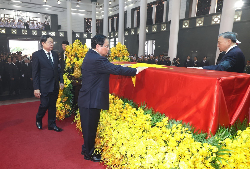 Lãnh đạo Đảng, Nhà nước bên linh cữu Tổng Bí thư Nguyễn Phú Trọng. (Ảnh: TTXVN)