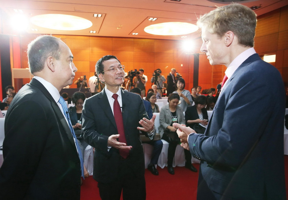 Quyền Bộ trưởng Bộ Thông tin và Truyền thông Nguyễn Mạnh Hùng (giữa) trao đổi với các đại biểu. (Ảnh: Lâm Khánh/TTXVN)