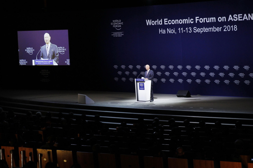 Giáo sư Klaus Schwab, người sáng lập, Chủ tịch Điều hành WEF phát biểu tại phiên khai mạc. (Ảnh: Lâm Khánh/TTXVN)