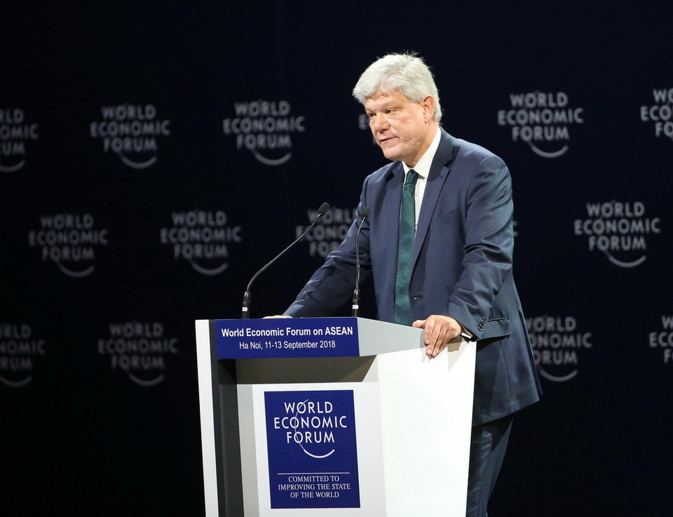 Đại diện Liên hợp quốc đọc thư của Tổng Thư ký Liên hợp quốc António Guterres tại phiên khai mạc WEF ASEAN 2018. (Ảnh: Lâm Khánh/TTXVN)