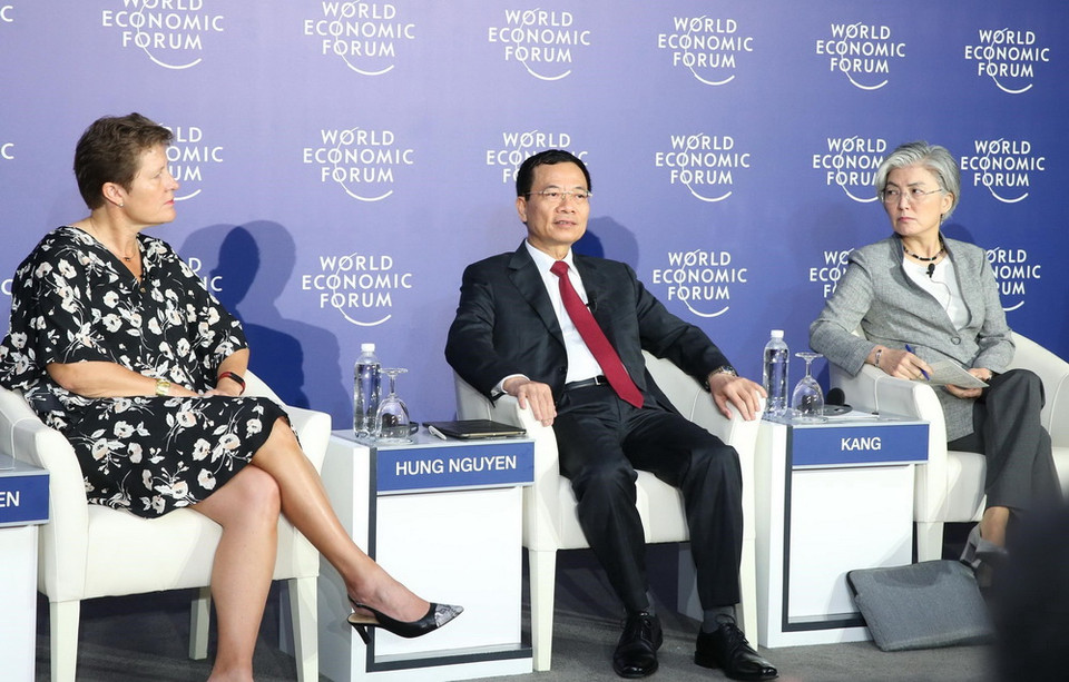 Quyền Bộ trưởng Bộ Thông tin và Truyền thông Nguyễn Mạnh Hùng (giữa) trao đổi tại họp báo. (Ảnh: Lâm Khánh/TTXVN)