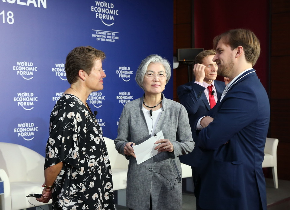 Bộ trưởng Ngoại giao Hàn Quốc Kang Kyung-wha (giữa) trao đổi với các đại biểu tại buổi họp báo. (Ảnh: Lâm Khánh/TTXVN)